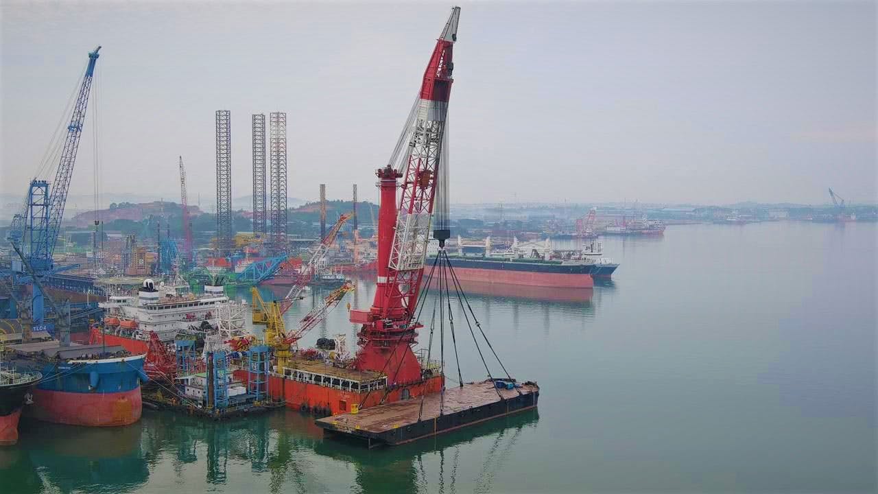 Wide shot of a Heavy Lift Post Crane LTS3000 in a ship yard