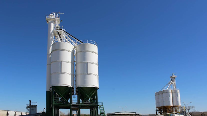 A side view of an APPCO Frac Site Sand Silo Proppant