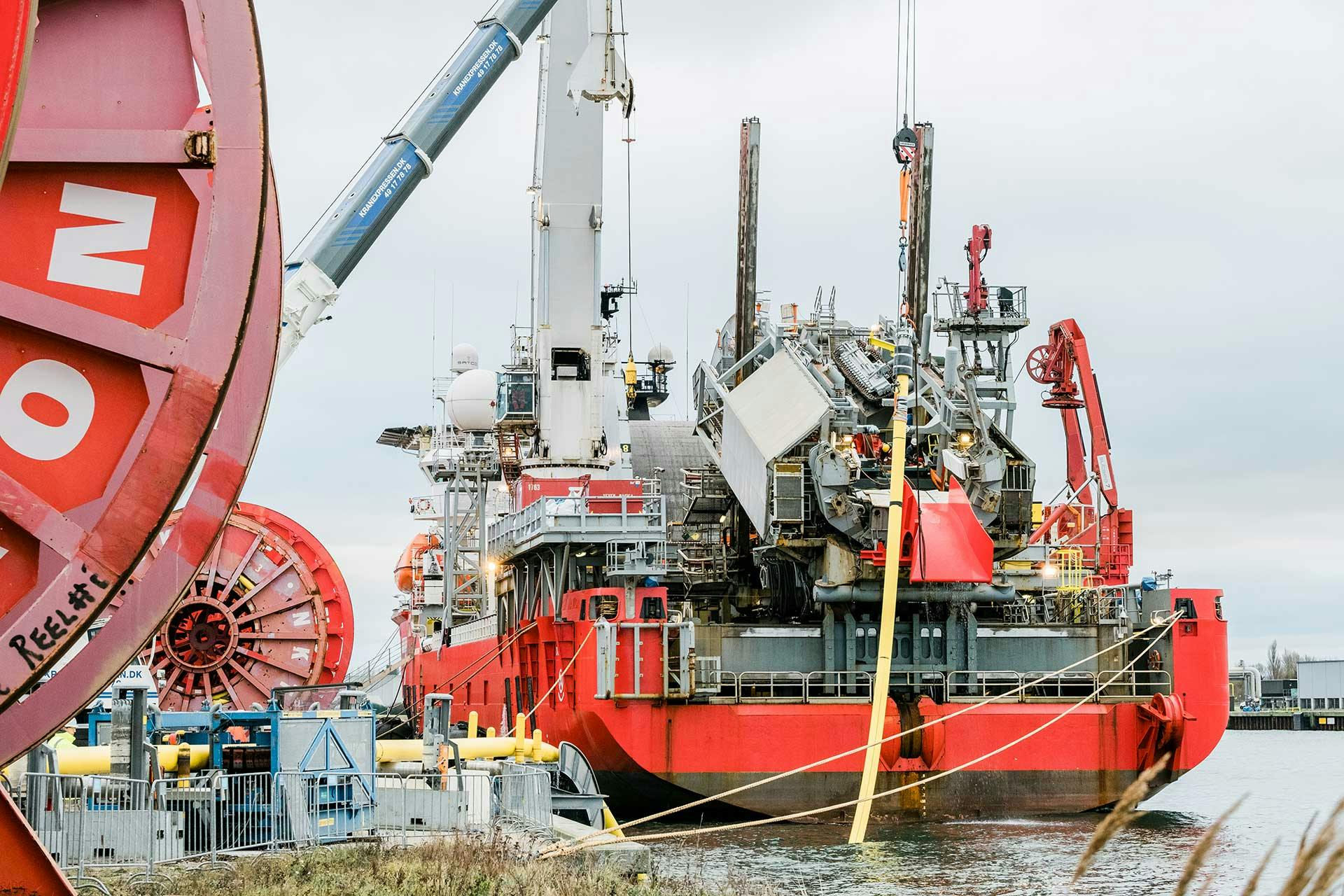 Offshore vessel loading out flexible pipe in Kaldunborg, Denmark
