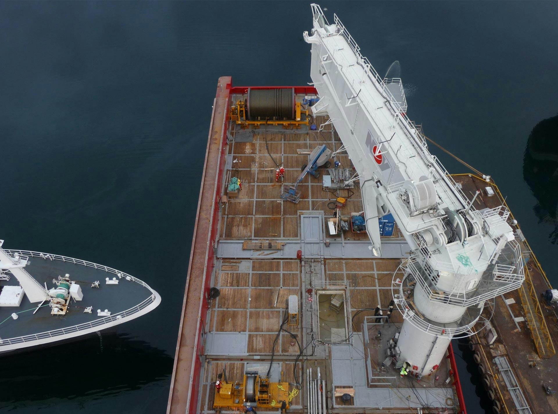Knuckle boom crane on offshore vessel