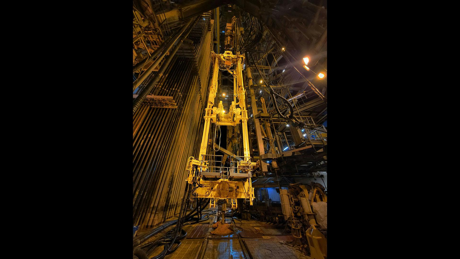 Image of yellow compensated coiled tubing lift frame on rig