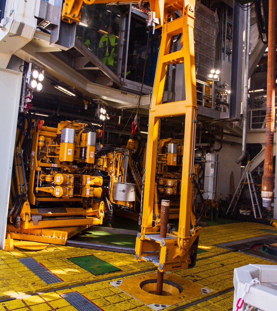 Horizontal to vertical machine on an offshore drilling rig with mousehole