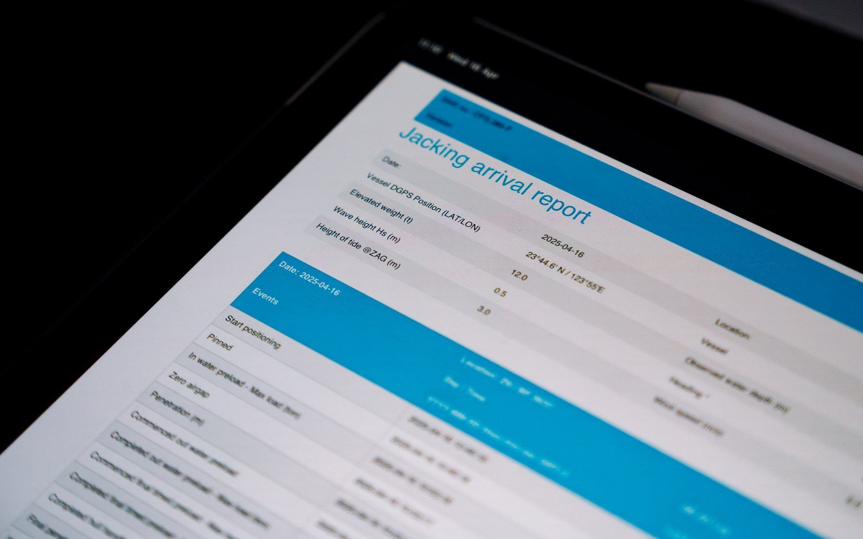 Digital "Jacking arrival report" on a tablet, showing navigation data and event log.