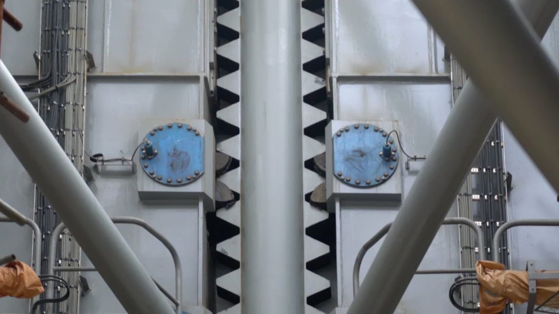 Jack-up vessel being prepared for transport